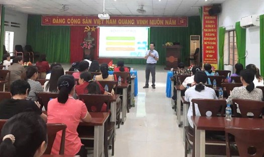 Ông Nguyễn Thành Thơ - Phó Chủ tịch Công đoàn xã Châu Pha đang truyền đạt các nội dung về ứng dụng trí tuệ nhân tạo trong lớp tập huấn. Ảnh: CĐCS