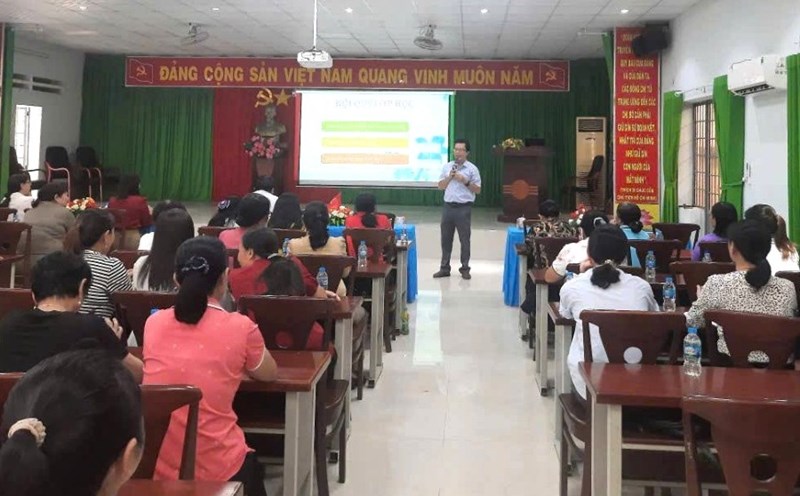 Mr. Nguyen Thanh Tho - Vice Chairman of Chau Pha Commune Trade Union is conveying the contents of applying artificial intelligence in the training class. Photo: Trade Union