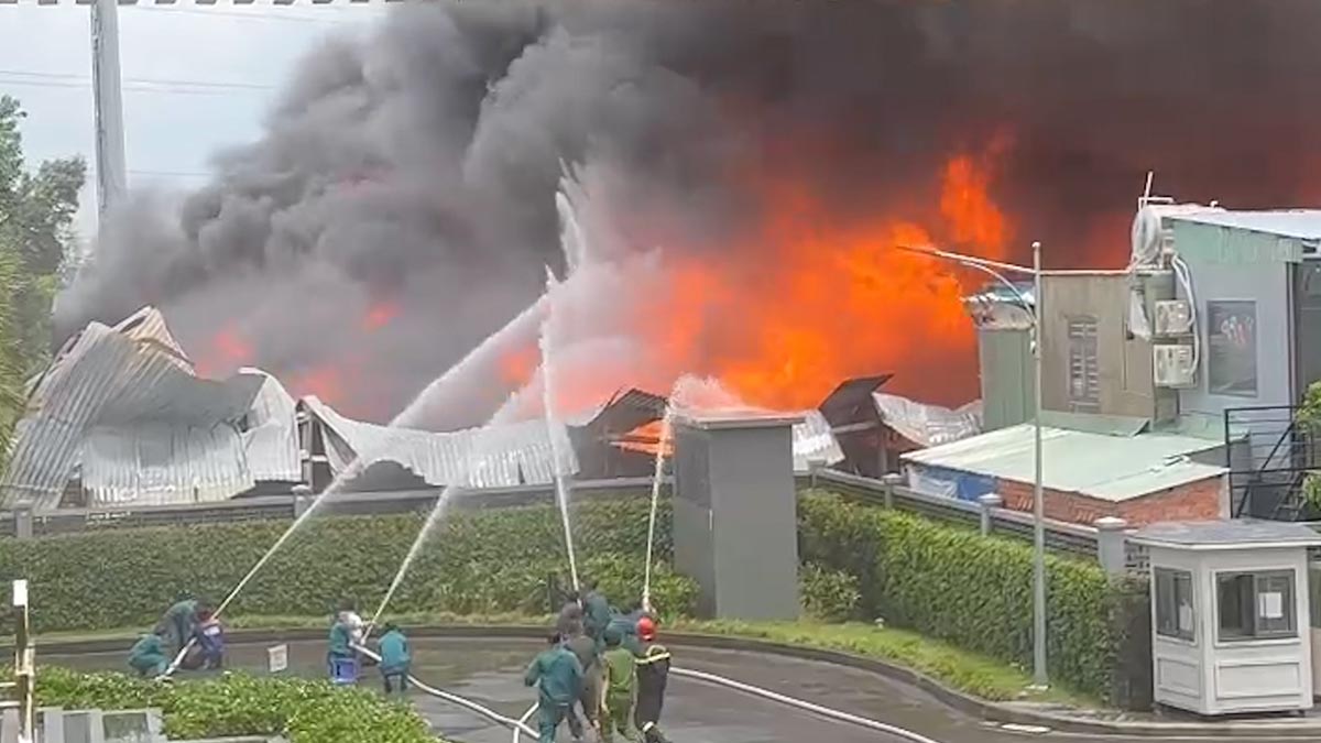 Scene de l'incendie d'un atelier de centaines de metres carres pres d'un immeuble d'habitation a Ho Chi Minh-Ville.