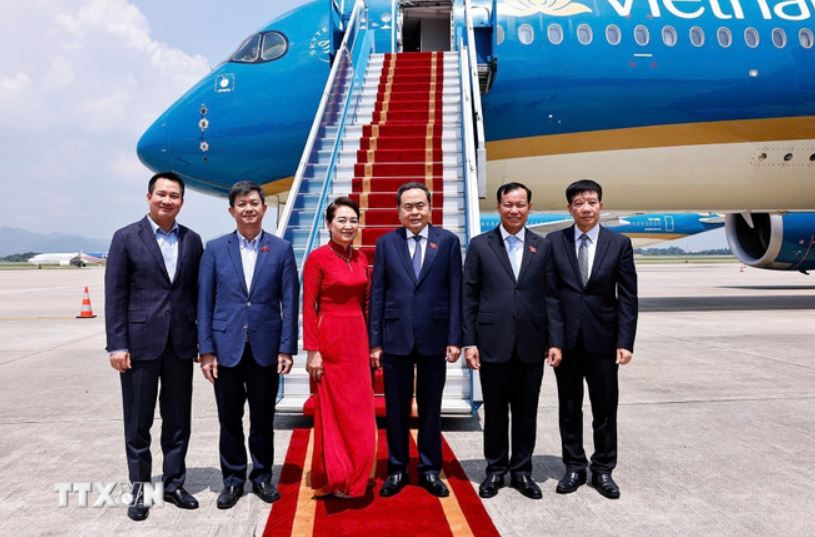 Le tien Chu tich Quoc hoi Tran Thanh Man va Phu nhan tai San bay Quoc te Noi Bai, Ha Noi. Anh: TTXVN