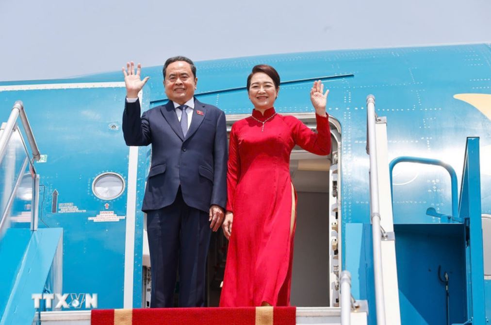 Politburo member and National Assembly Chairman Tran Thanh Man and his wife left Hanoi, departed for AIPA-46 and paid an official visit to Malaysia. Photo: VNA