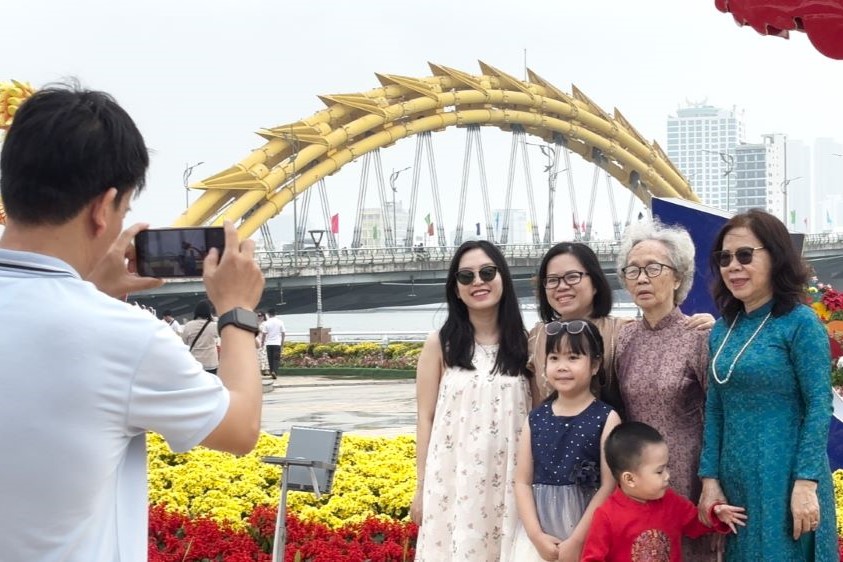 시민들은 2025-2030년 임기 다낭시 당위원회가 도시에서 농촌 해안 지역에서 고산지대 국경 지역까지 다낭시를 균등하게 발전시키기 위한 많은 새로운 정책을 가져올 것으로 기대합니다. 사진: 쩐티