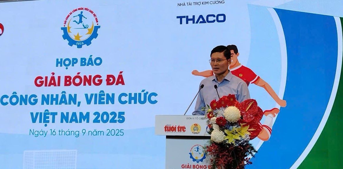 응우옌만키엔 베트남 노동총연맹 노동관계위원회 부위원장이 2025년 베트남 공무원 노동자 축구 대회에 대한 정보를 공유하고 있습니다. 사진: 응우옌당