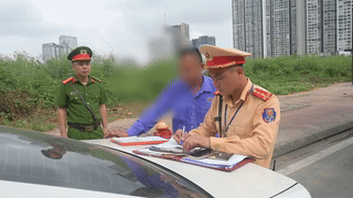 Hanoi traffic police handle passenger buses that stop to pick them up and drop them off in violation of regulations.