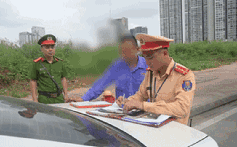 Hanoi traffic police handle passenger buses that stop to pick them up and drop them off in violation of regulations.