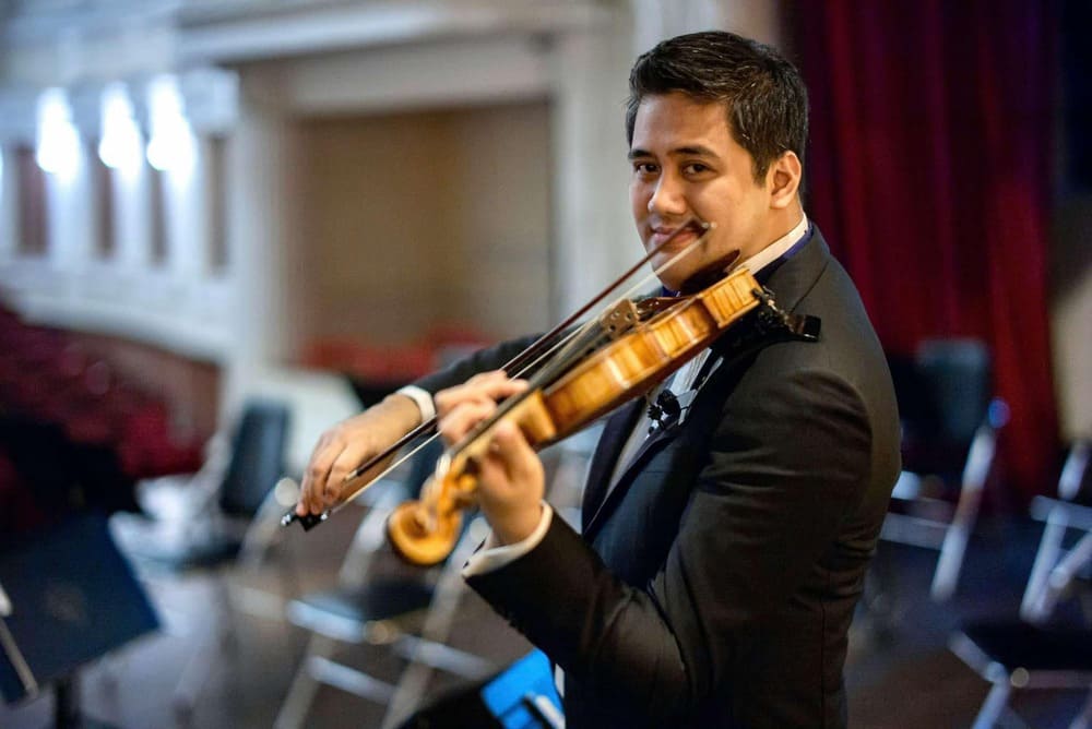 People's Artist Bui Cong Duy brought the concert program "Vivaldi & Beethoven" to the capital's audience. Photo: Character provided