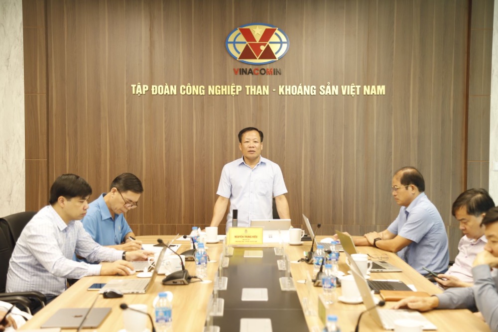 Le vice-president du syndicat TKV Nguyen Trung Hieu preside la conference. Photo : Syndicat TKV