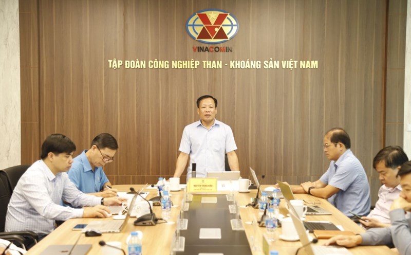 Vice Chairman of TKV Trade Union Nguyen Trung Hieu chaired the conference. Photo: TKV Trade Union