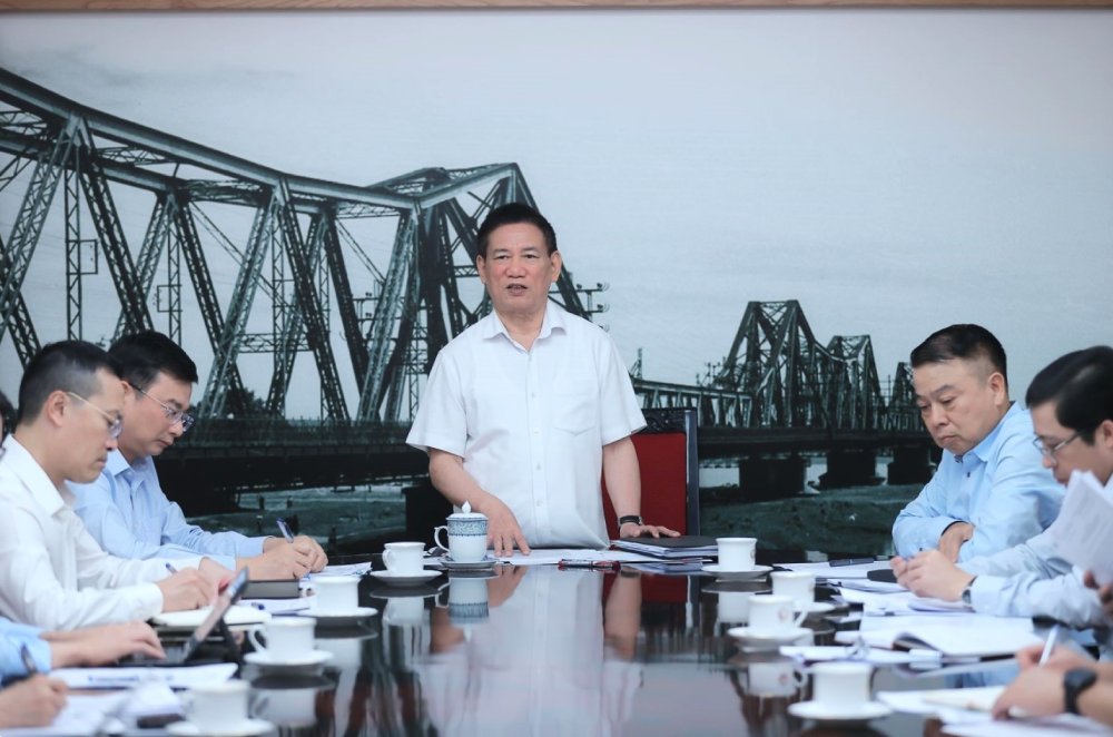 호득프억 부총리는 베트남 중앙은행에 금 가격 투명성을 높이기 위해 금 가격에 대한 전자 정보 페이지를 즉시 개설할 것을 제안했습니다. 금 거래소 설립 연구. 사진: VGP