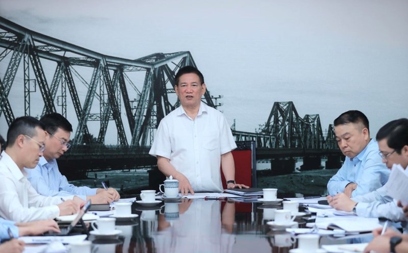 Deputy Prime Minister Ho Duc Phoc suggested that the State Bank of Vietnam immediately open an electronic information page on gold prices to make gold prices transparent; study to establish a gold exchange. Photo: VGP
