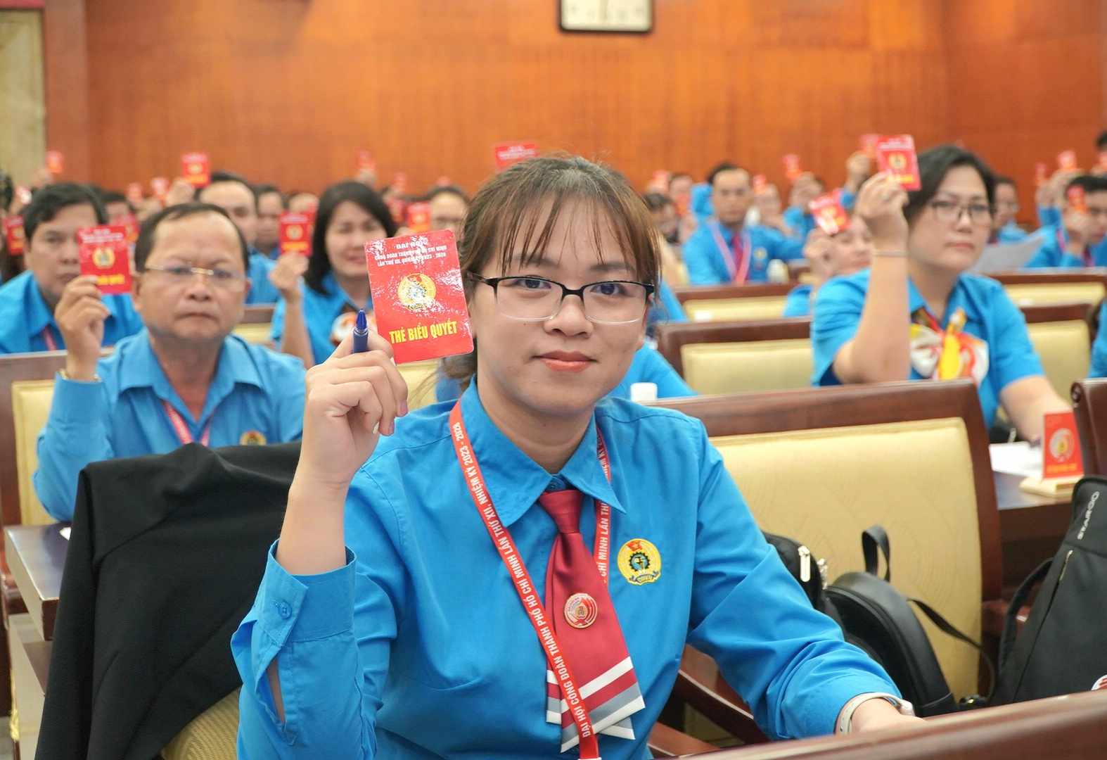 Les delegues votent a l'Assemblee generale du syndicat de Ho Chi Minh-Ville XIIe edition. Photo : Chan Phuc