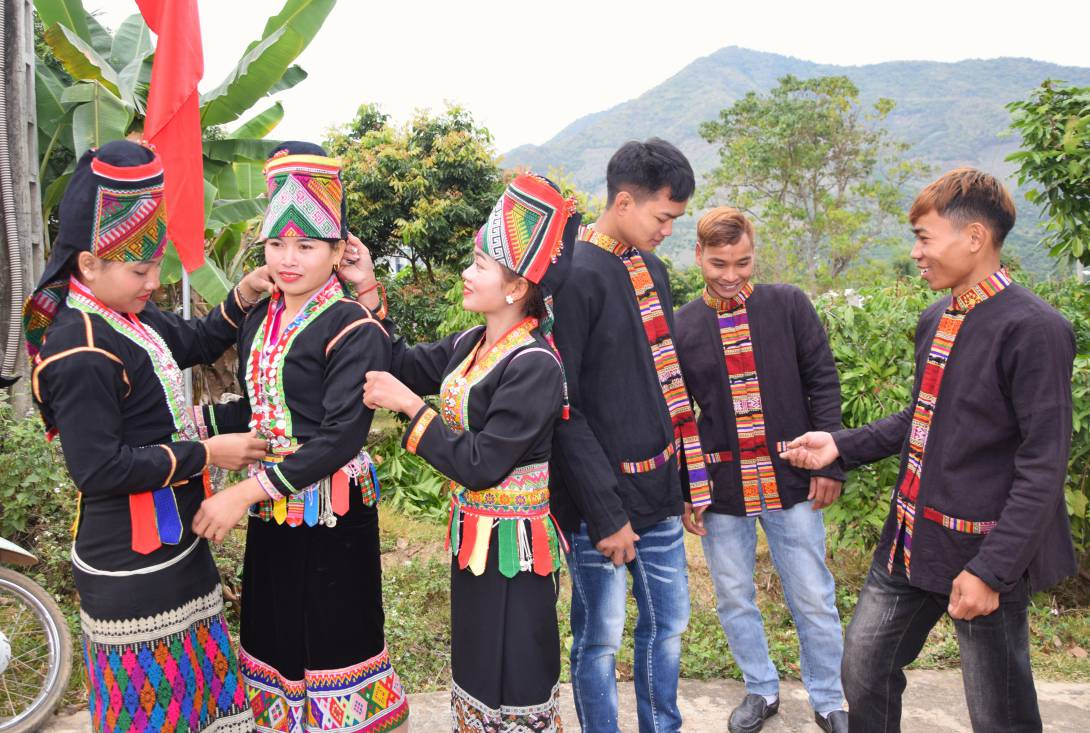 Trang phuc dan toc Kho Mu tren dia ban tinh Son La. Anh: Truong Son