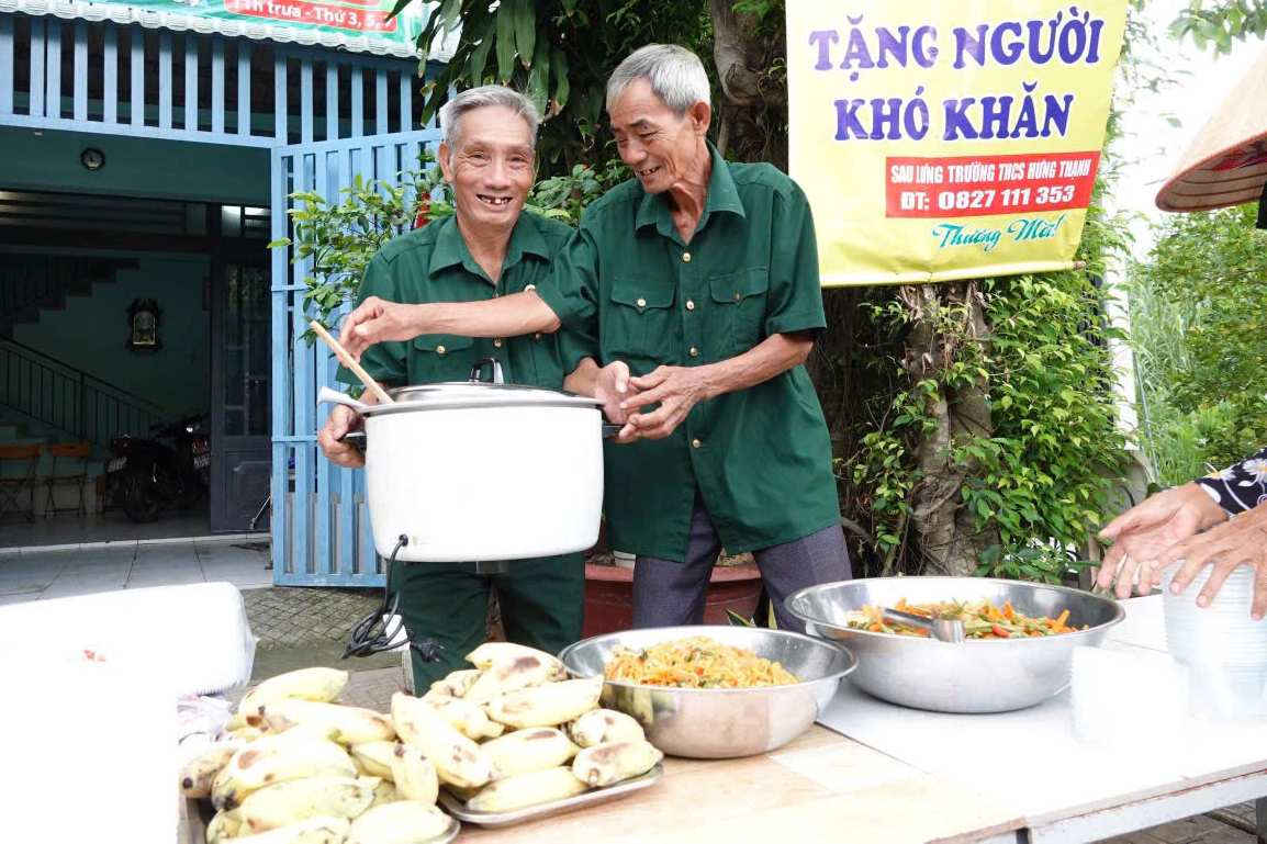 Du tuoi da cao, suc khoe khong con nhu xua, nhung nguoi cuu chien binh van deu dan nhom bep. Anh: Ta Quang