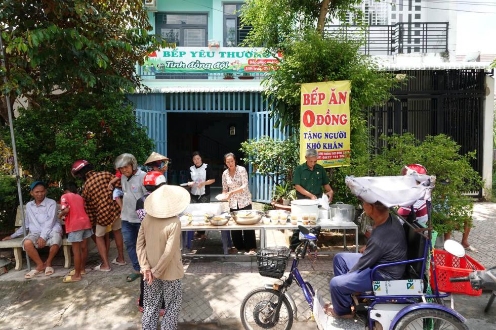 Nhieu nguoi dan den voi bep an 0 dong. Anh: Ta Quang