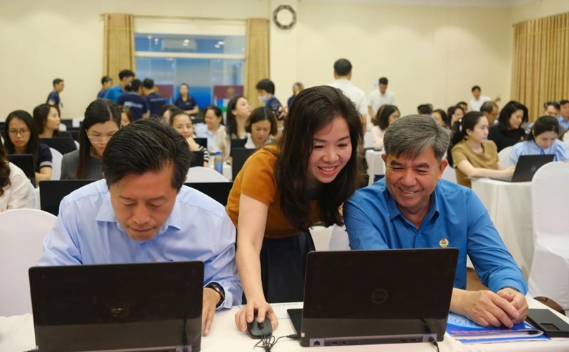 The Vietnam Bank Trade Union organizes an intensive training course on "AI Application - Enhancing Work Efficiency" for union officials. Photo: NHVN Trade Union