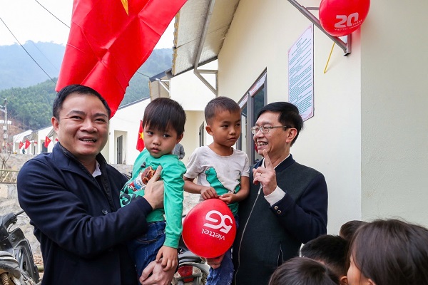 Le directeur general de Petrovietnam Le Ngoc Son et le secretaire permanent du Comite du Parti Tran Quang Dung partagent la joie avec les habitants du village de Kho Vang (Lao Cai) le jour de l'inauguration de la nouvelle zone residentielle.