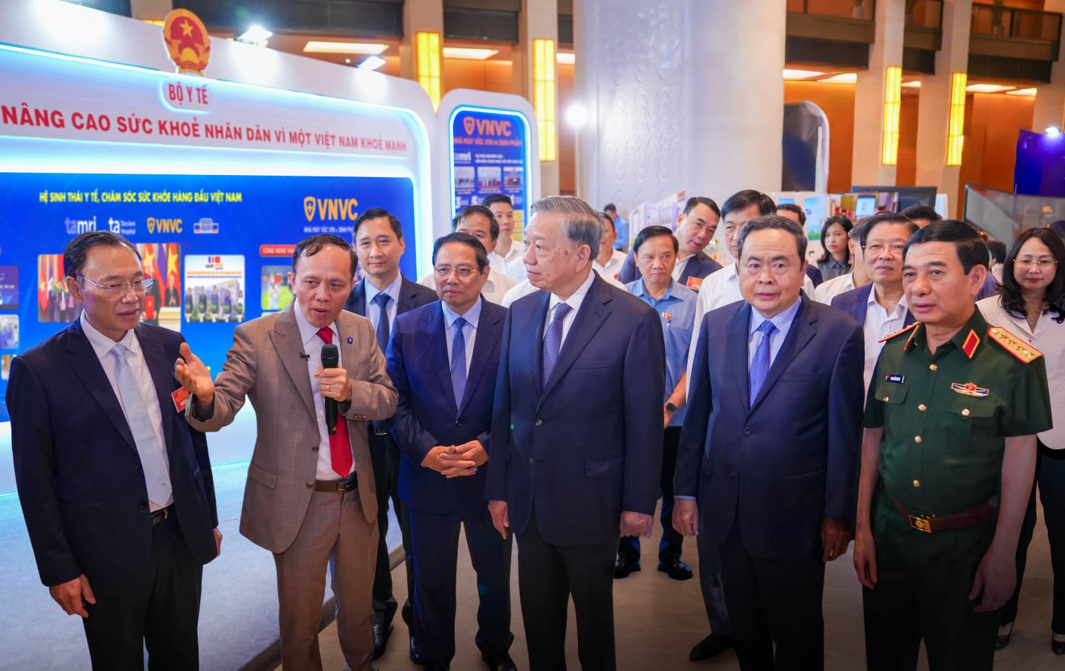 Tong Bi thu To Lam, Thu tuong Chinh phu Pham Minh Chinh, Chu tich Quoc hoi Tran Thanh Man, Dai tuong Phan Van Giang - Bo truong Bo Quoc phong tham dan Robot AI cua He thong BVDK Tam Anh tai Trien lam.