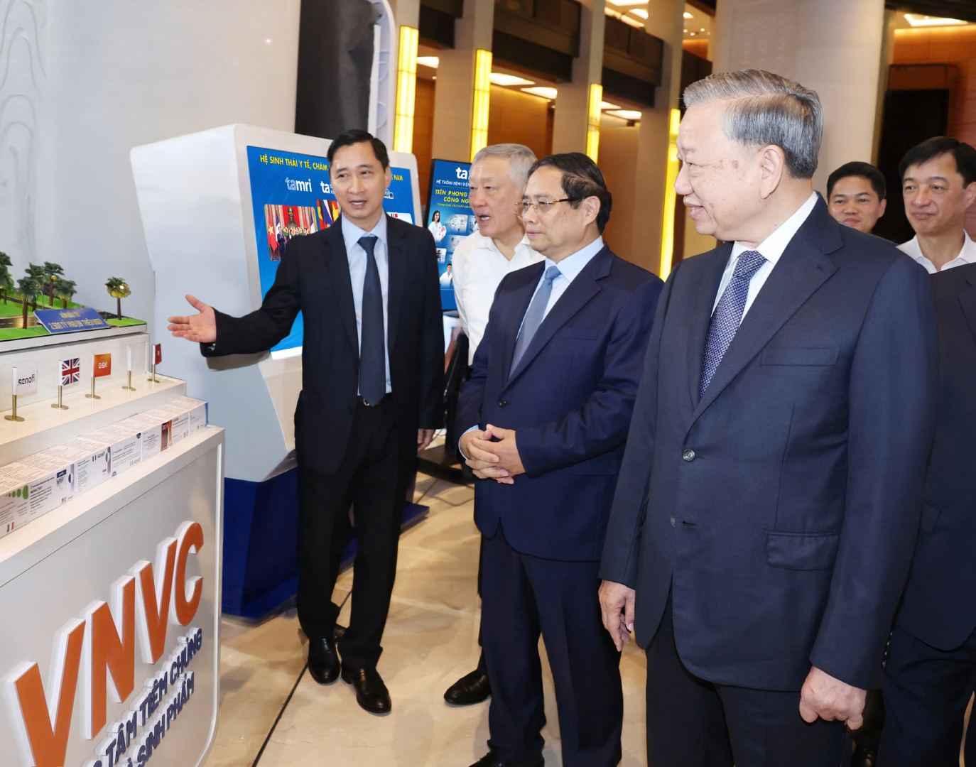 Tong Bi thu To Lam va cac lanh dao cap cao cua Dang, Nha nuoc tham khu trung bay cua He thong Tiem chung VNVC tai trien lam. Anh: Thong Nhat/TTXVN.
