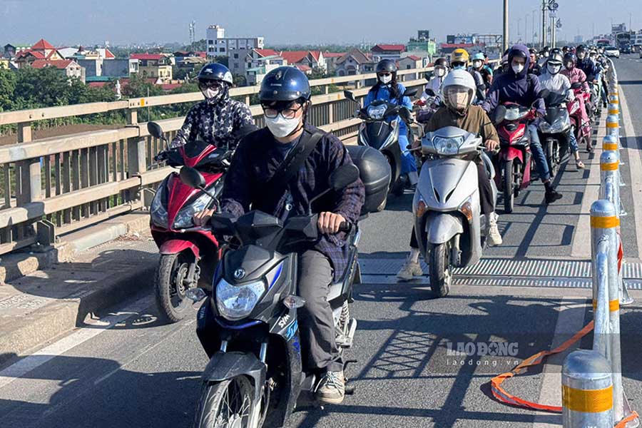 Traffic congestion on Nhat Tan Bridge after installing an iron fence to separate the traffic lane. Photo: To The