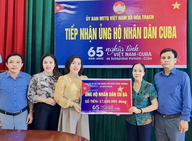 Villages and schools support the brotherly people of Cuba. Photo: Hoa Trach Front