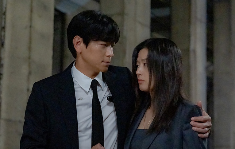 Actors Jun Ji Hyun, Kang Dong Won. Photo: Producer of the film Giong Dong