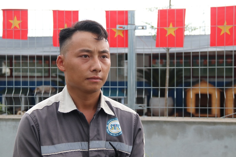 Anh Mua Mi Say, nhan vien truc tiep cham soc hang nghin con cho, meo tai tram cuu ho. Anh: My Linh