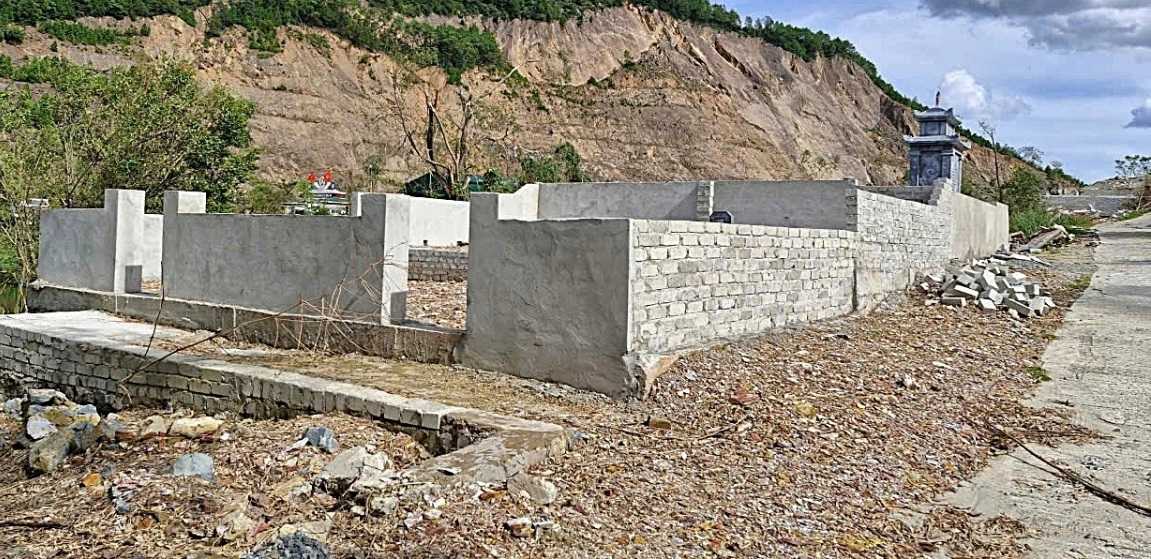 寺山の墓地は、T.T.HさんとC.T.LさんがNghe An省 Hung Nguyen 村の公有地で不法に建設した。写真:Ngoc Anh