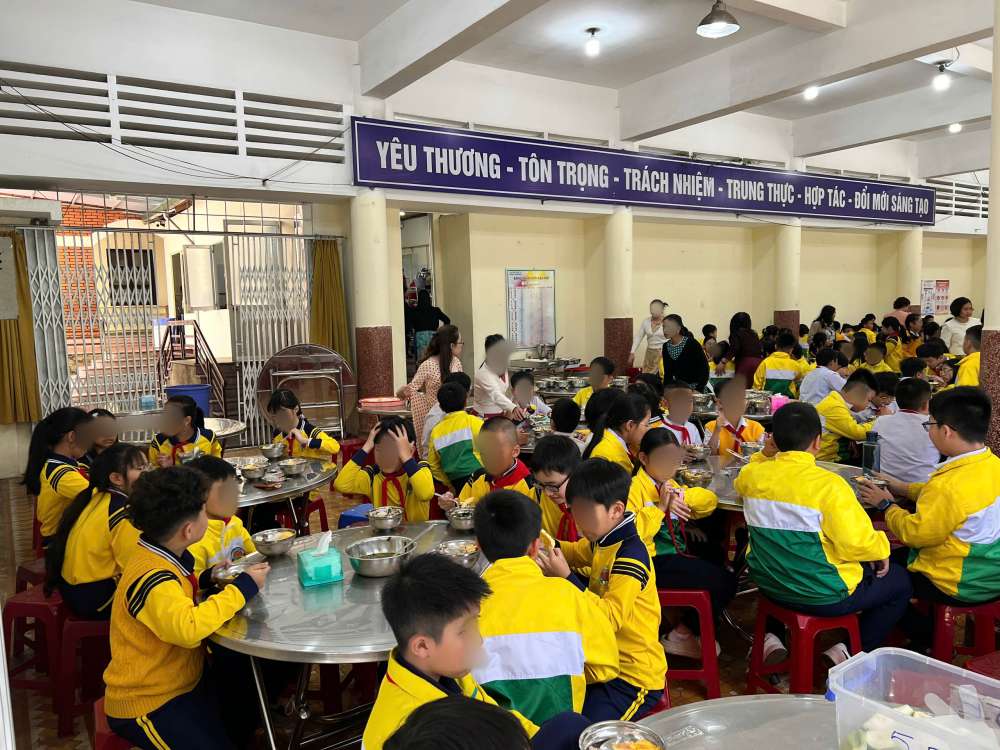Những người làm việc tại bếp ăn đã phản ánh lên hiệu trưởng nhà trường về nguyên liệu thực phẩm kém chất lượng nhưng không có kết quả. Ảnh: Lam Hồng