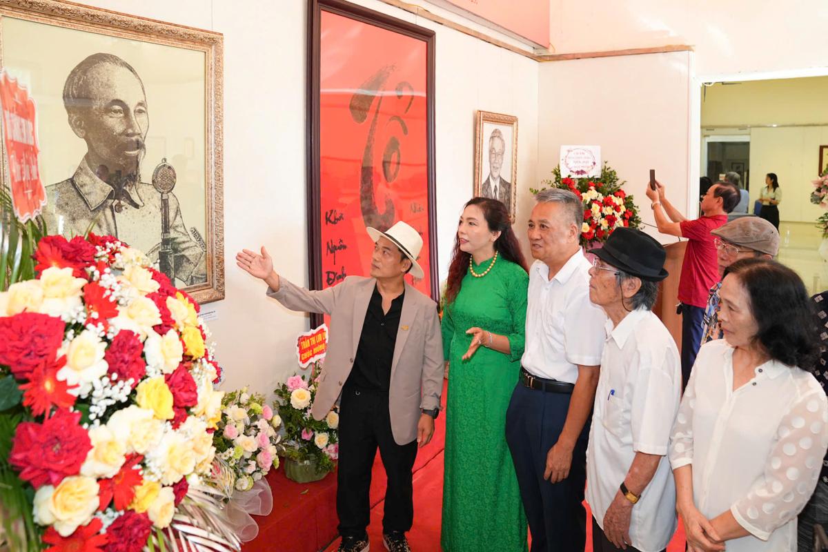 Author My Tuyen introduced the paintings to the delegates. Photo: Hai Phong Portal