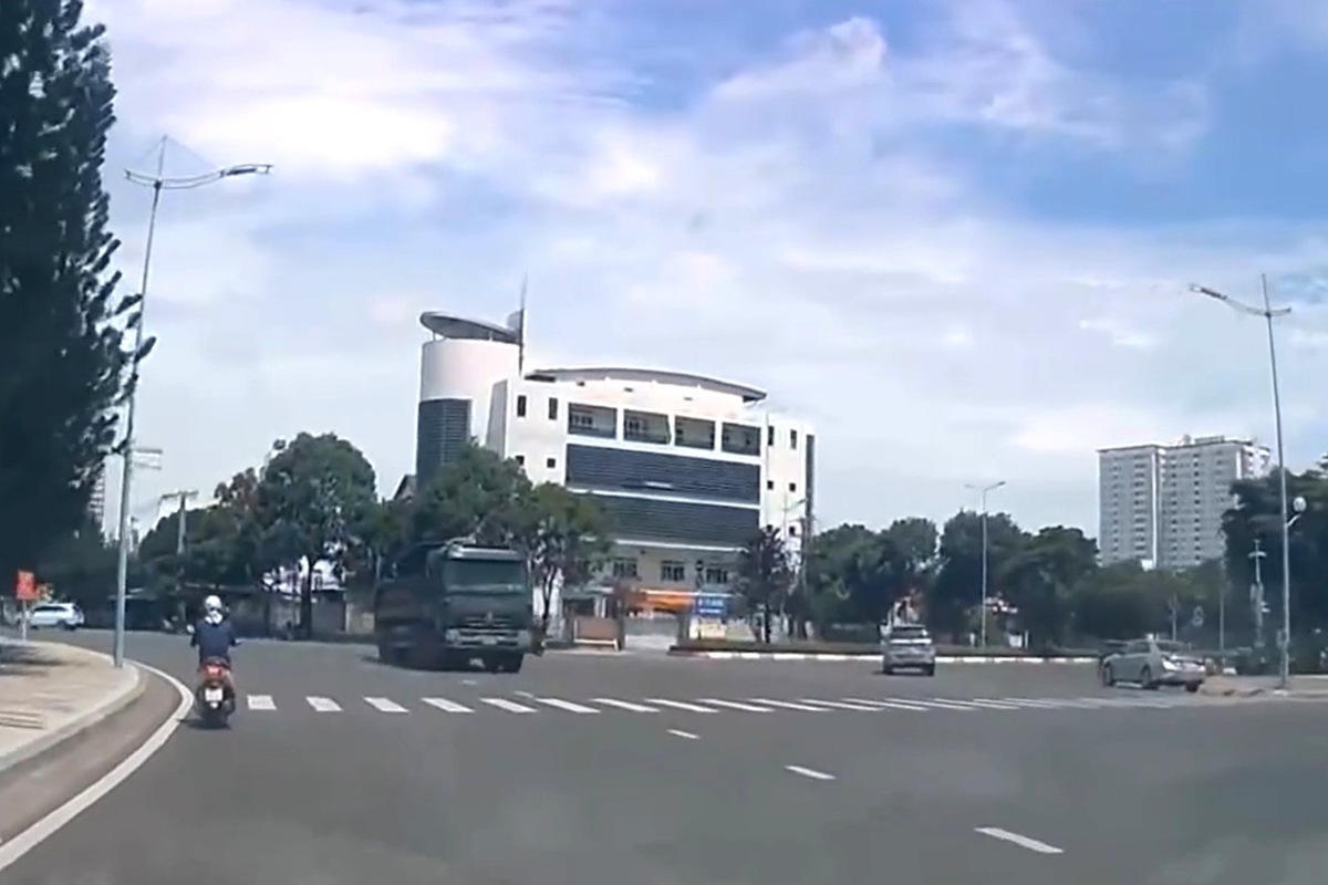 Image of a dump truck going in the wrong direction at the Martyrs' Station roundabout in Vung Tau. Photo cut from clip