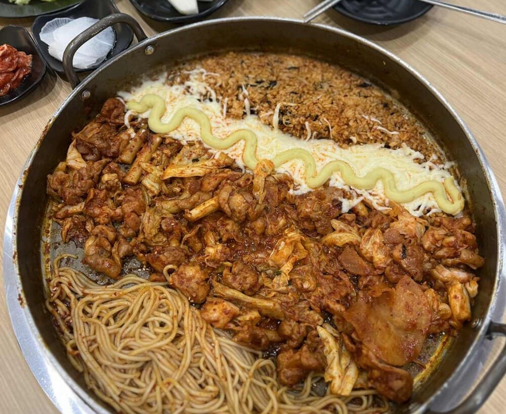 Making a dish of stir-fried Korean cabbage with cheese dragged with fiber to change the flavor of a family meal during the week. Photo: Mai Ka