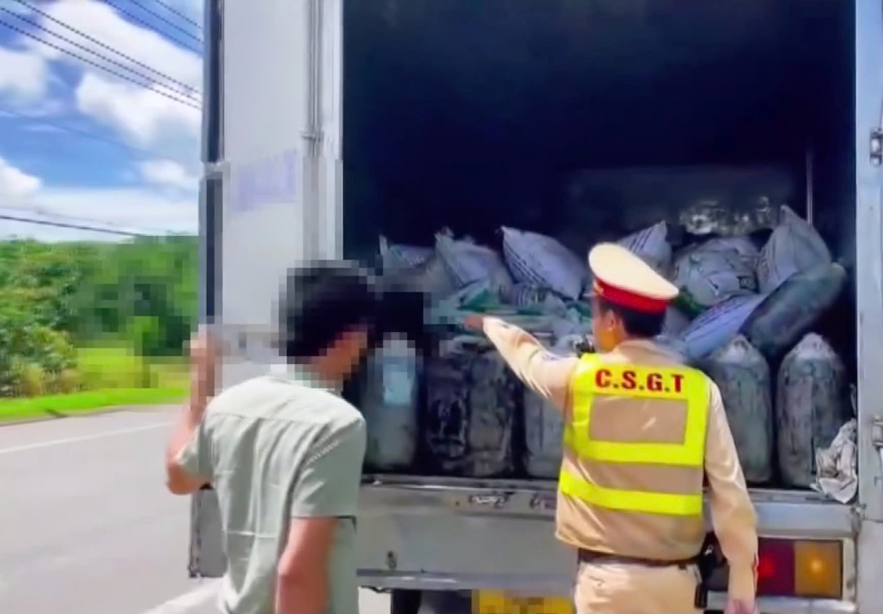 Lực lượng chức năng phát hiện xe tải vận chuyển mỡ động vật không rõ nguồn gốc trên quốc lộ 20. Ảnh: Phòng Cảnh sát giao thông Công an tỉnh Đồng Nai