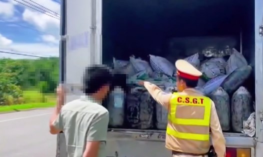 Lực lượng chức năng phát hiện xe tải vận chuyển mỡ động vật không rõ nguồn gốc trên quốc lộ 20. Ảnh: Phòng Cảnh sát giao thông Công an tỉnh Đồng Nai