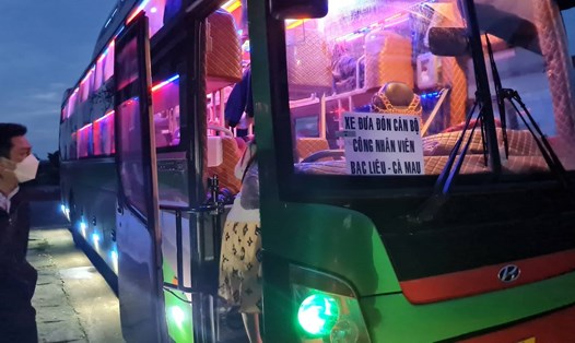 Cán bộ từ Bạc Liêu thuê xe đi Cà Mau công tác. Ảnh: Nhật Hồ