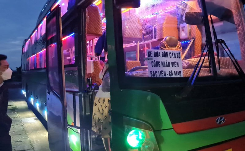 Officers from Bac Lieu rented a car to Ca Mau for work. Photo: Nhat Ho