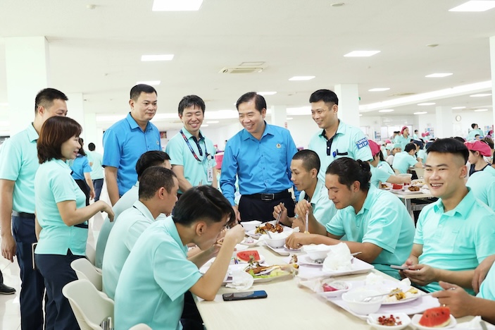 Phó Chủ tịch LĐLĐ Thành phố Hà Nội Nguyễn Huy Khánh (đứng thứ 2 từ phải sang) cùng tham gia Bữa cơm Công đoàn 2025 với người lao động. Ảnh: Kiều Vũ