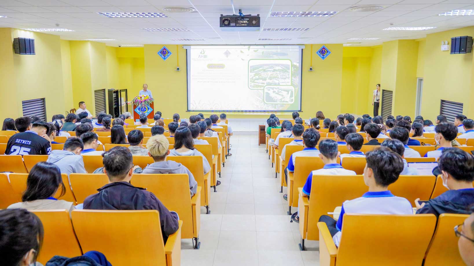 Hoi thao “Ket noi mang luoi khoi nghiep, ho tro thuc day hoat dong khoi nghiep, doi moi sang tao khu vuc Dong bang song Cuu Long” dien ra tai Dai hoc Can Tho. Anh: Dai hoc Can Tho