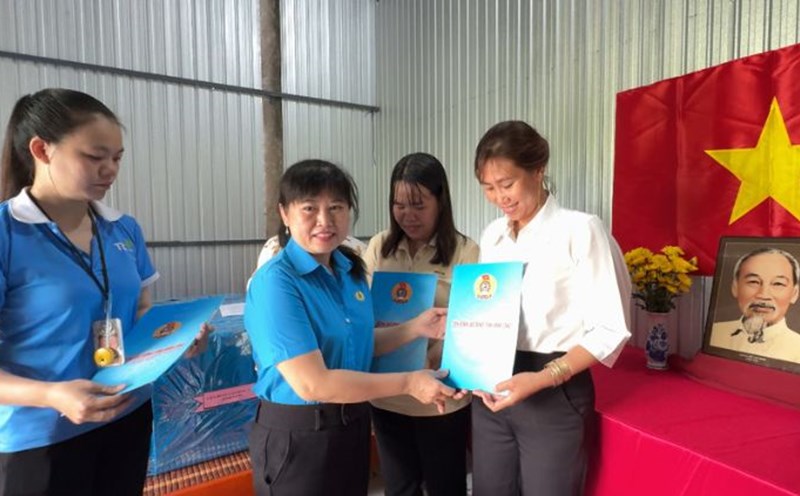 The Provincial Federation of Labor continues to hand over the Trade Union Shelter to union members for stable accommodation. Photo: Hoang Loc