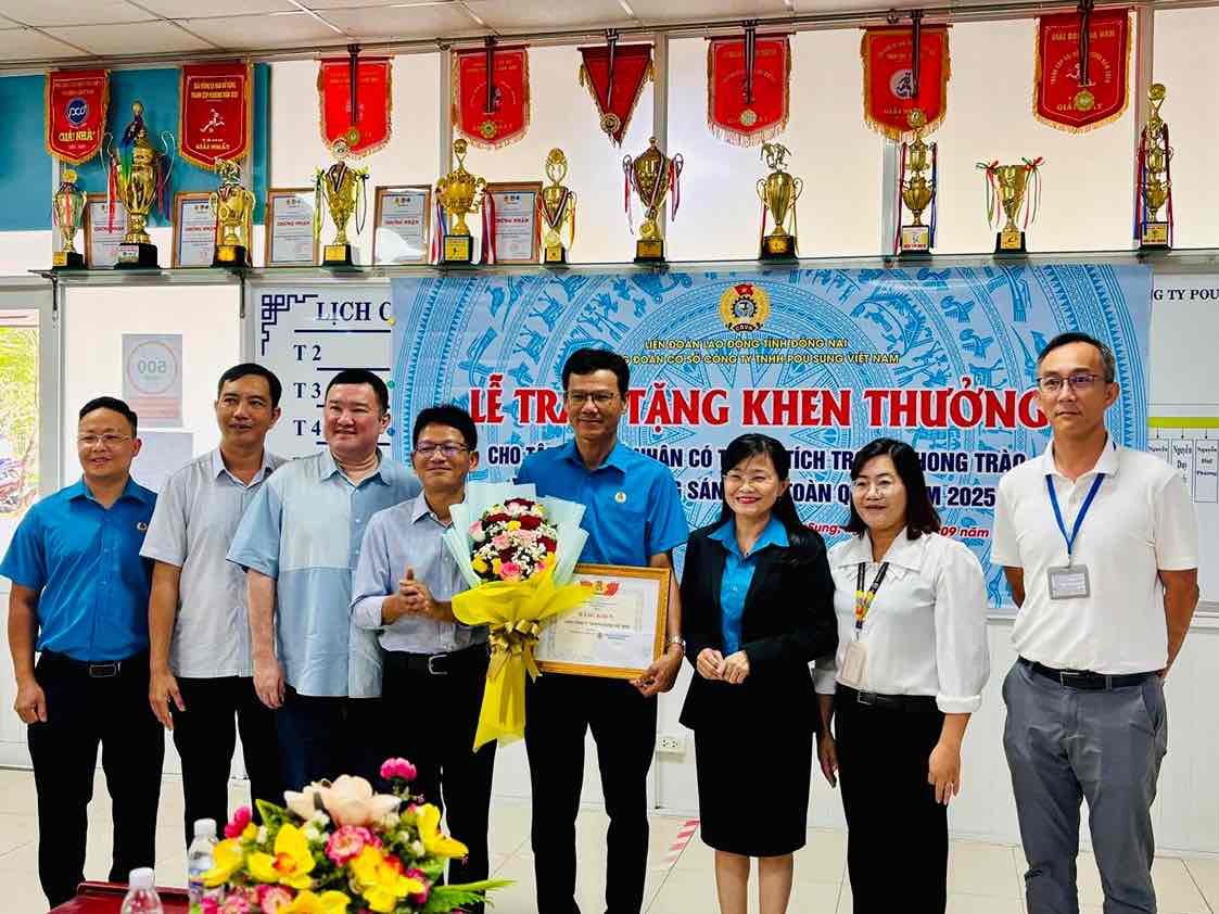 州労働連盟は、2025年の全国クリエイティブレイバーエミュレーション運動で、プーソンベトナム社の労働組合に報いました。写真：会社会社の労働組合