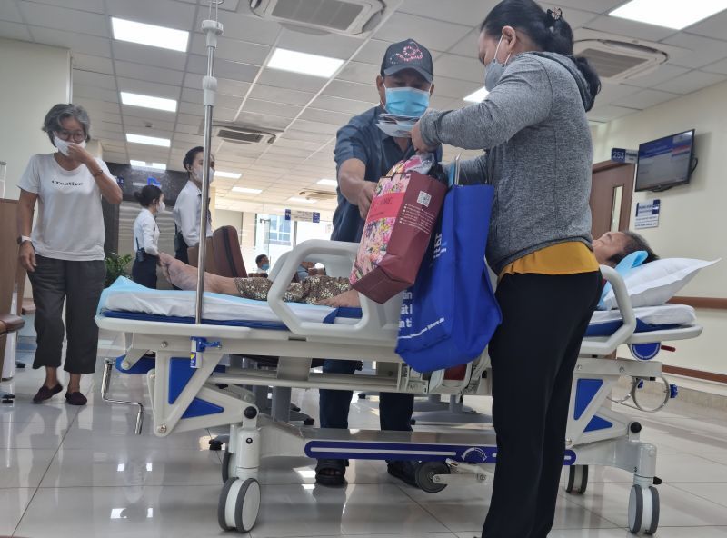 The health insurance medical examination and treatment contract shall be temporarily suspended in whole or part in cases where the medical examination and treatment facility is completely or partially suspended according to the decision of the competent authority. Photo: Nam Duong