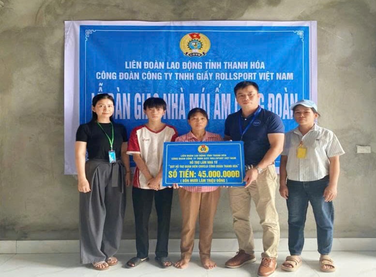 会社の労働組合の議長であるNguyen van Ty氏は、Ngo Thi Lyの家族を支援するためにお金を授与しました。写真：タン・ホア労働組合