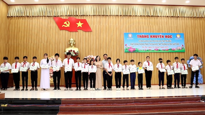 Ba Nguyen Thi Nhan - Chu tich Hoi Khuyen hoc tinh va ong Nguyen Minh Tuan - Chu tich Uy ban nhan dan xa My Tho trao hoc bong cho cac em hoc sinh. Anh: Cong thong tin dien tu Dong Thap.