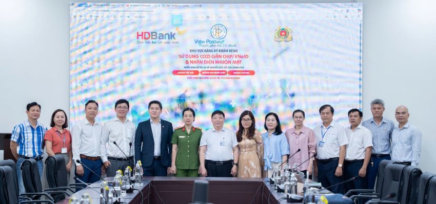 Pioneering in accompanying the preventive medicine sector, HDBank deploys a Smart Medical Kiosk at the Pasteur Institute in Ho Chi Minh City. Photo: HDBank