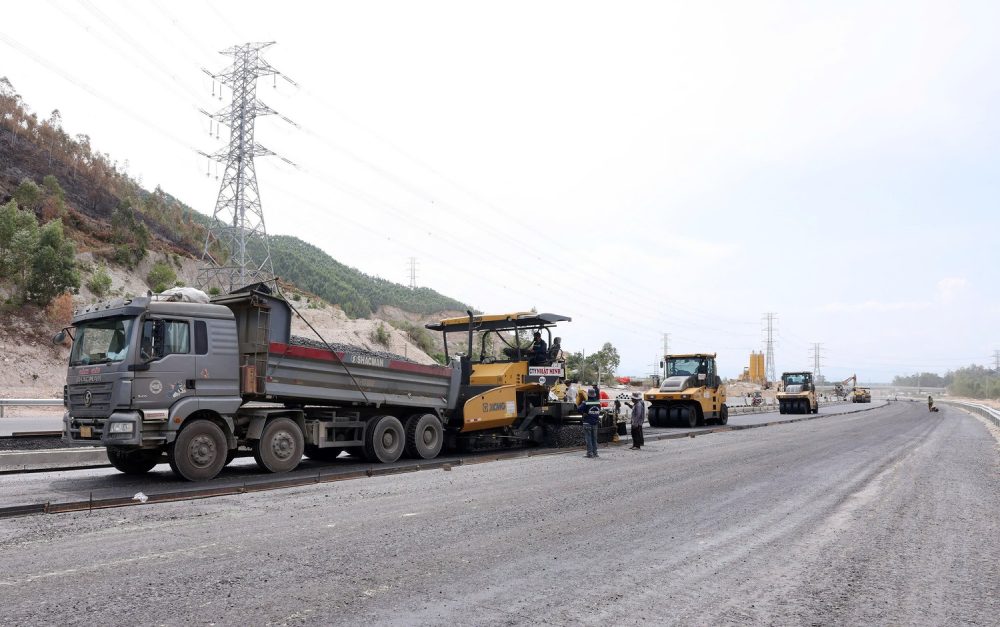 Construction of asphalt pavement for a component project of the North - South expressway in the East. Photo: VNA