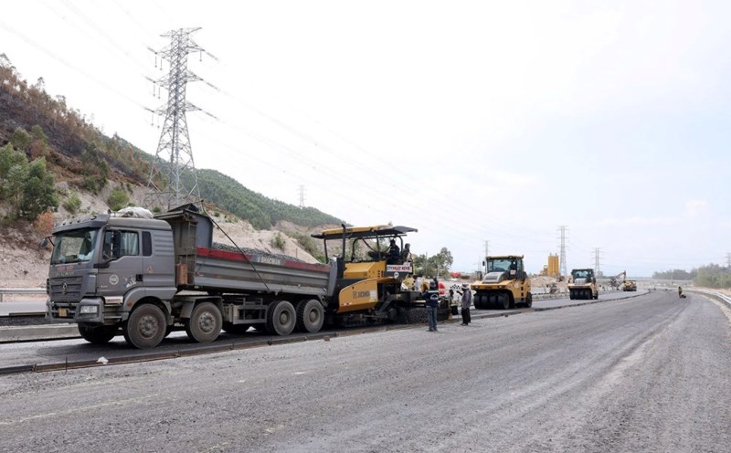 Construction of asphalt pavement for a component project of the North - South expressway in the East. Photo: VNA
