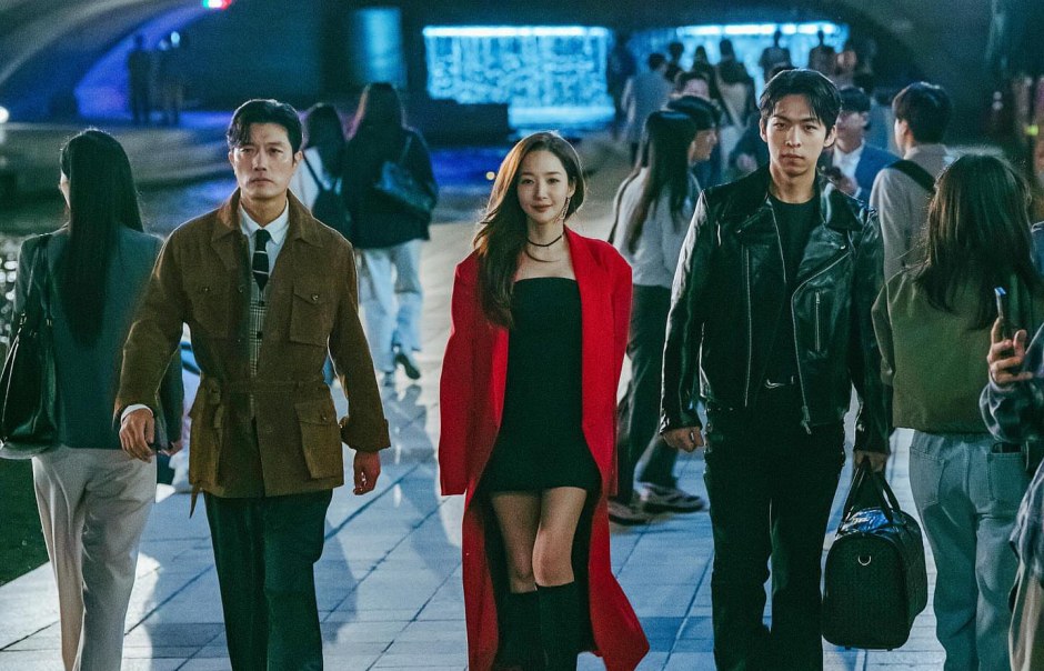 Park Min Young (au milieu) dans une scene du film. Photo : Producteur du film Reine de l'escroquerie