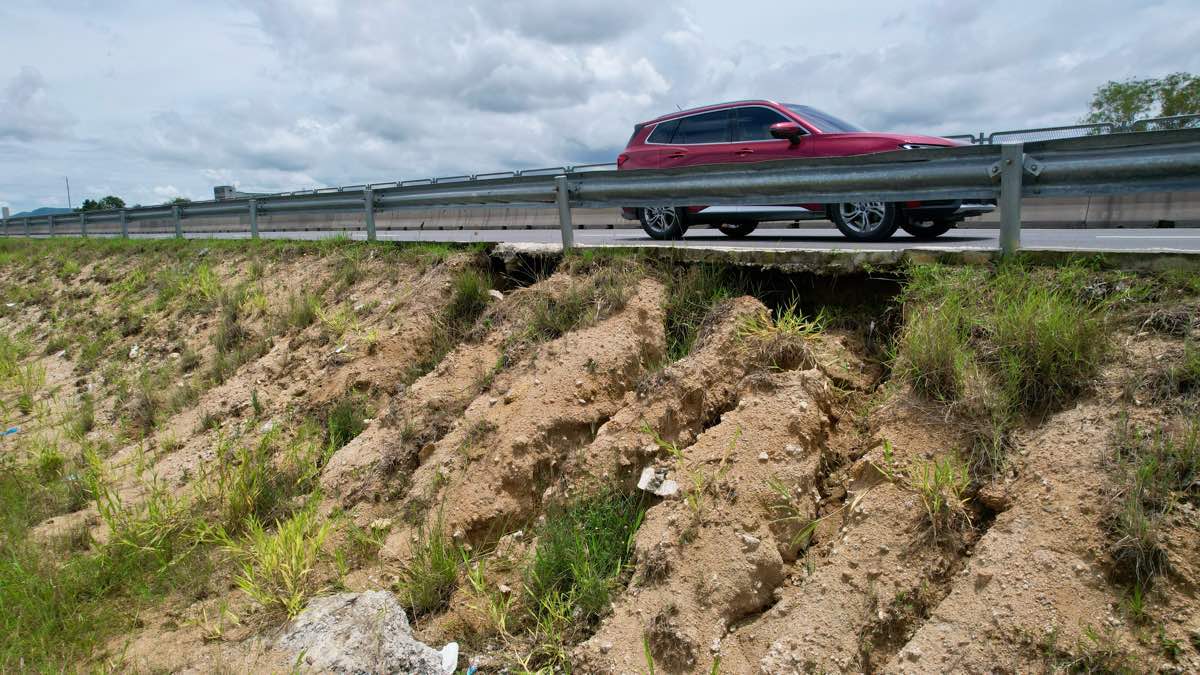 Vinh Hao - Phan Thiet 고속도로 km213+750 지점의 고속도로 노반 침식 (9월 13일 아침 사진). 사진: Duy Tuan