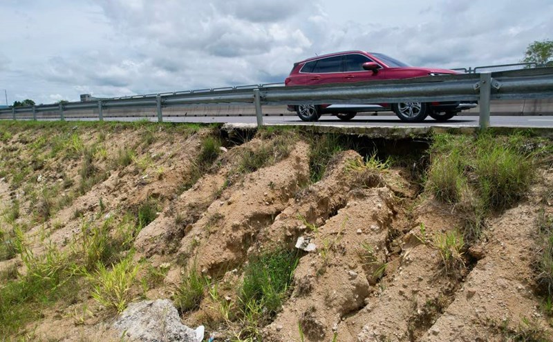 The embankment of the expressway at km213+750 of the Vinh Hao - Phan Thiet expressway collapsed (photo taken on the morning of September 13. Photo: Duy Tuan