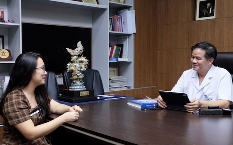 According to Associate Professor, Dr. Dao Xuan Co - Director of Bach Mai Hospital, one of the breakthroughs of Resolution 72 is the increase in treatment policies for doctors and medical staff.