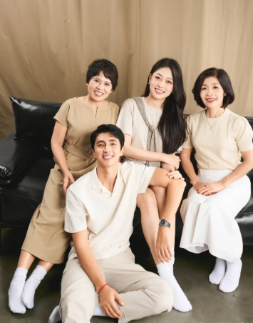 Binh An dang anh gia dinh. Anh: Nhan vat cung cap